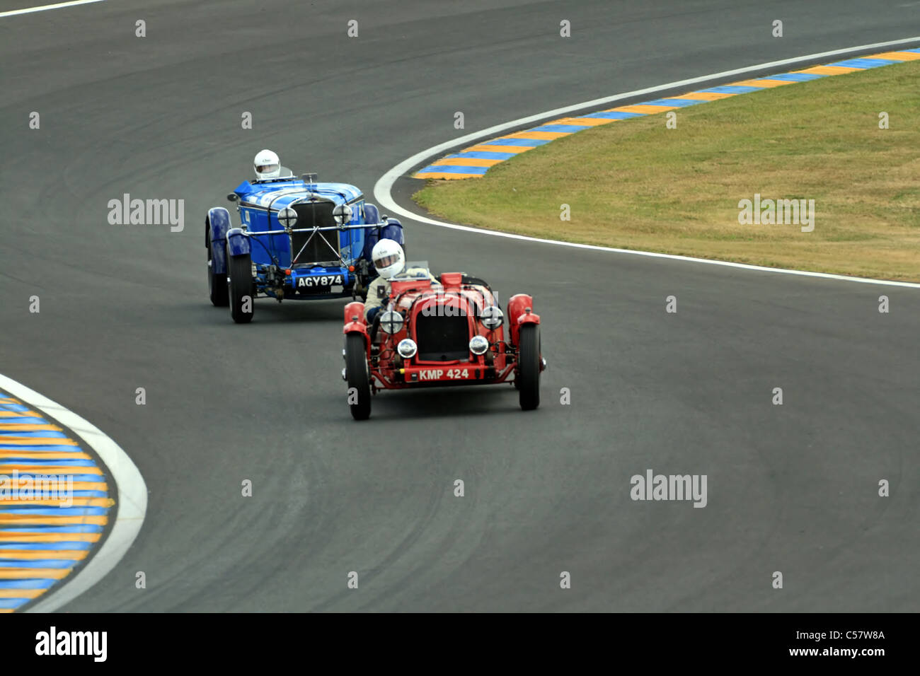 1938 Aston Martin modello di velocità dietro 1933 Talbot AV 105 a Le Mans Classic Sarthe Francia Foto Stock