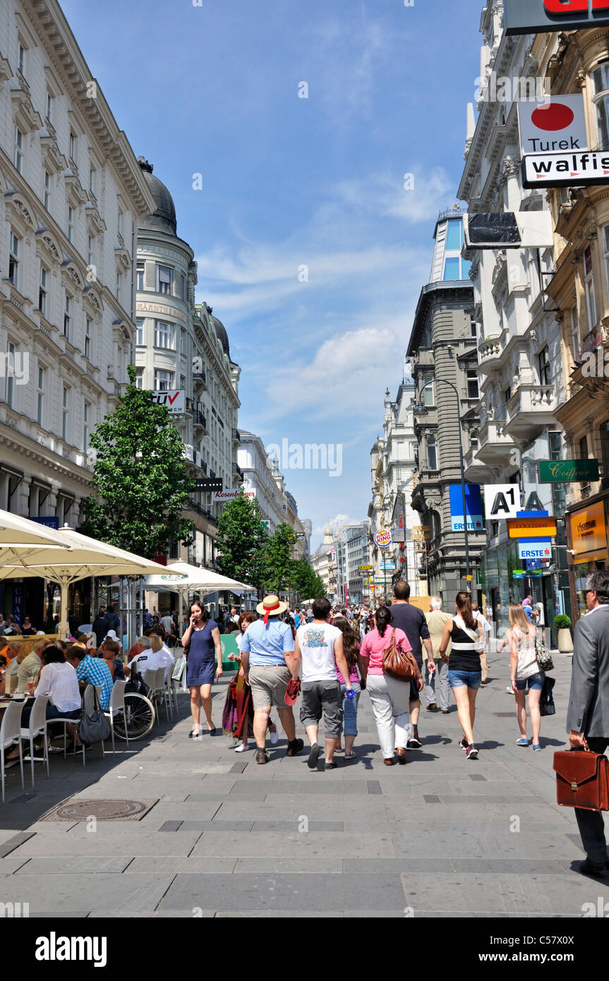 I pedoni sulla via principale dello shopping Kärntner Street, Karntnerstrasse, Vienna, Austria, Europa, giugno 2011 Foto Stock