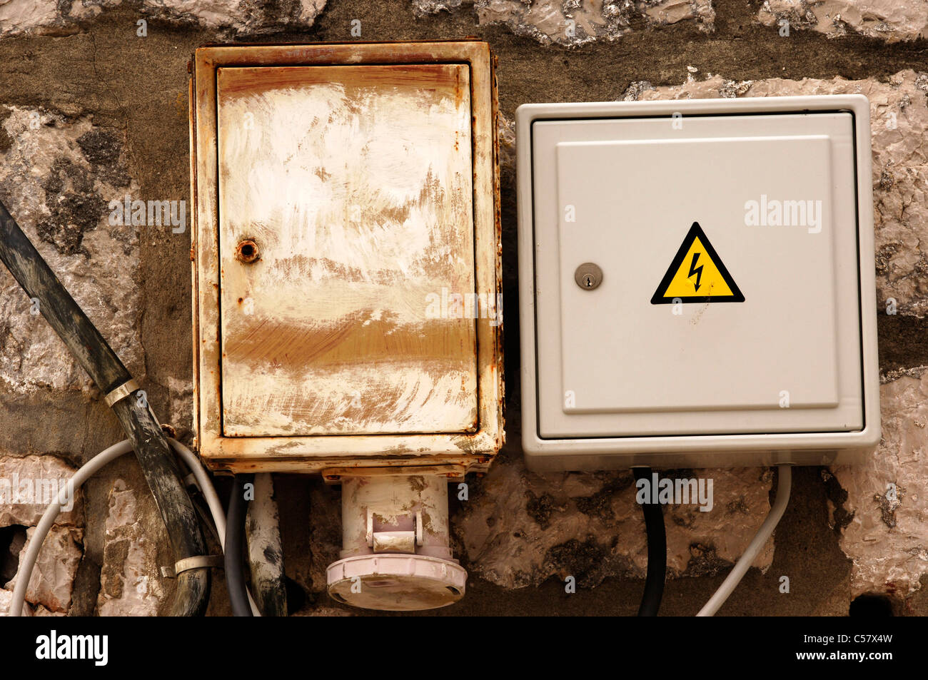 Fusibile disordinato e scatole di energia elettrica su una parete, Croazia, Dubrovnik Foto Stock