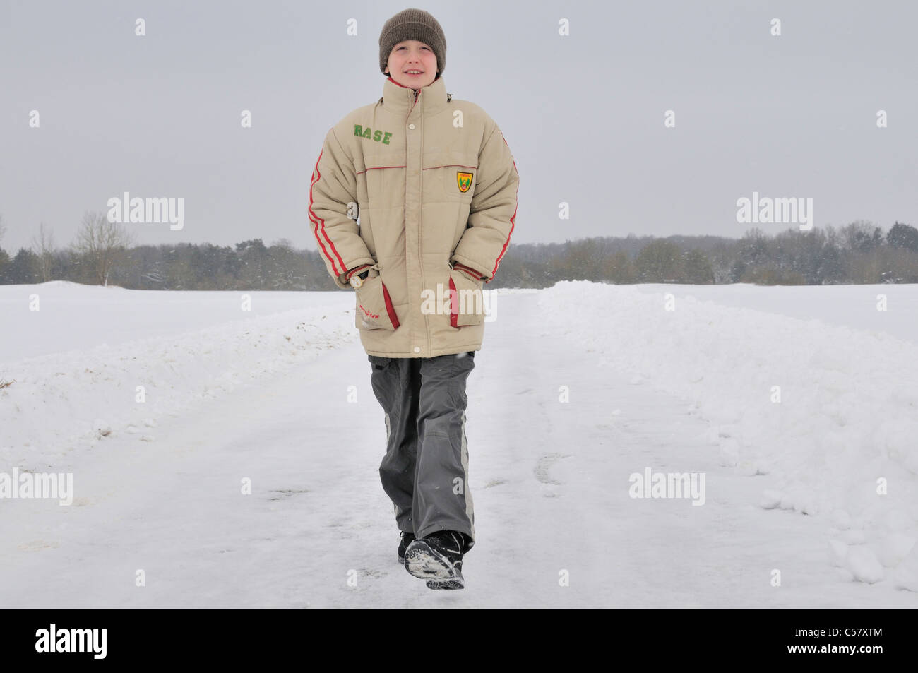 Gli inverni, ragazzo, a piedi, al di fuori, neve, cap, cappello, dieci anni, dieci, Baden-Württemberg, Germania, knave, individualmente, solo, campo n Foto Stock