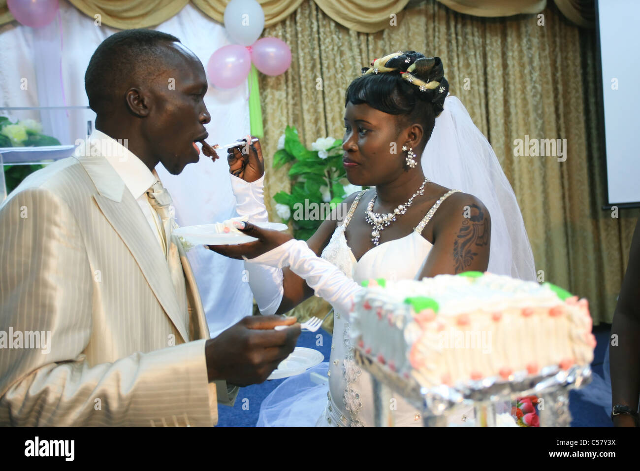 Nozze di rifugiati fuggiti separatamente dal Sudan e riuniti in Israele Foto Stock