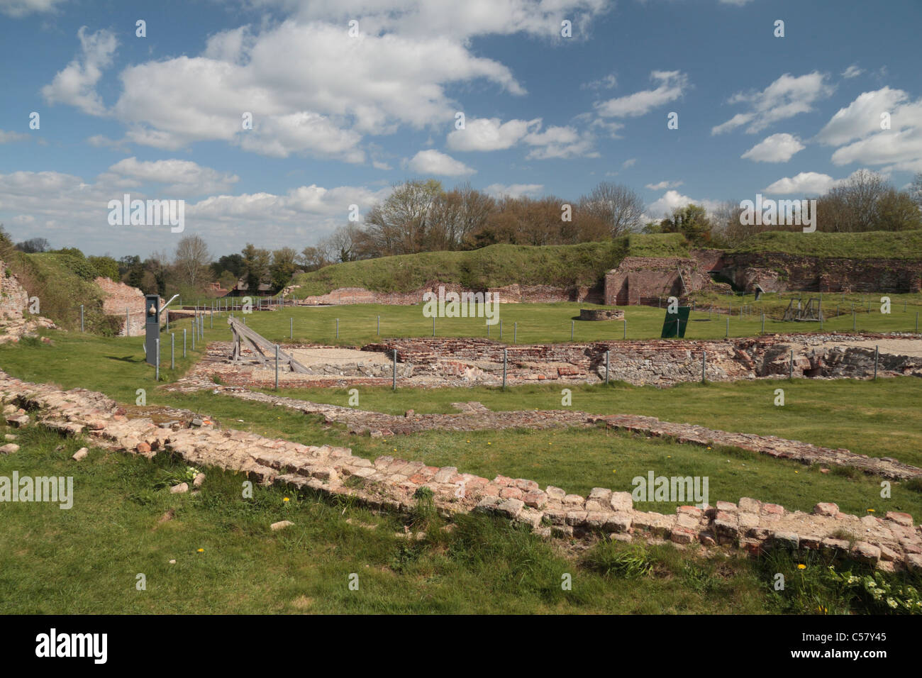 Vista sui resti della cantina della grande hall di motivi di fondare la casa vecchia, basando, Hampshire, Regno Unito. Foto Stock