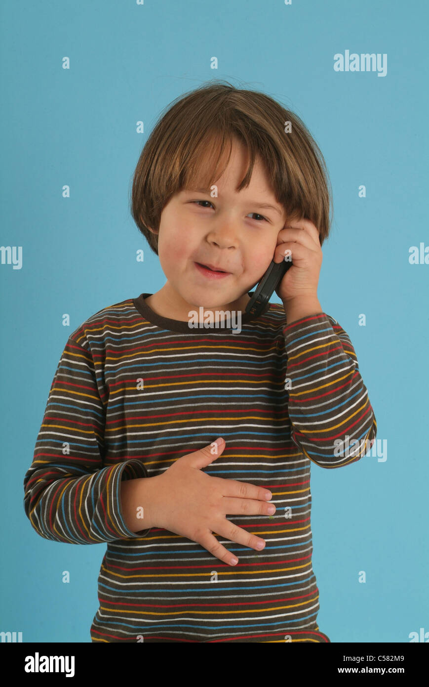 Bambino, ragazzo, 5, i capelli castani, telefono cellulare, richiamare Foto Stock