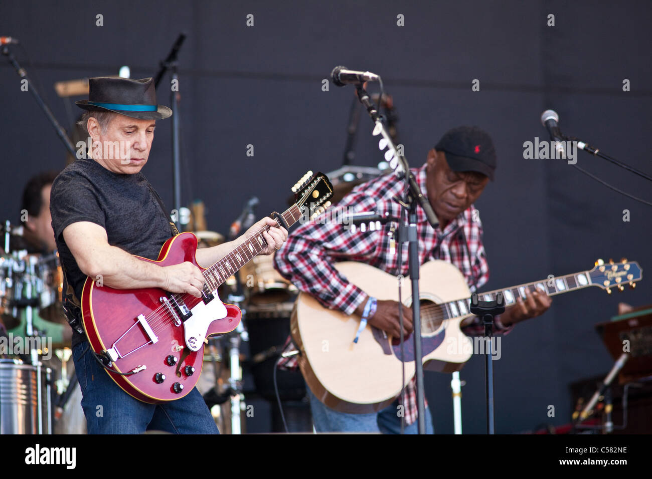 Paul Simon American cantautore e attore eseguendo sulla fase della piramide, Glastonbury Festival 2011, Somerset, Inghilterra, Regno Unito. Foto Stock