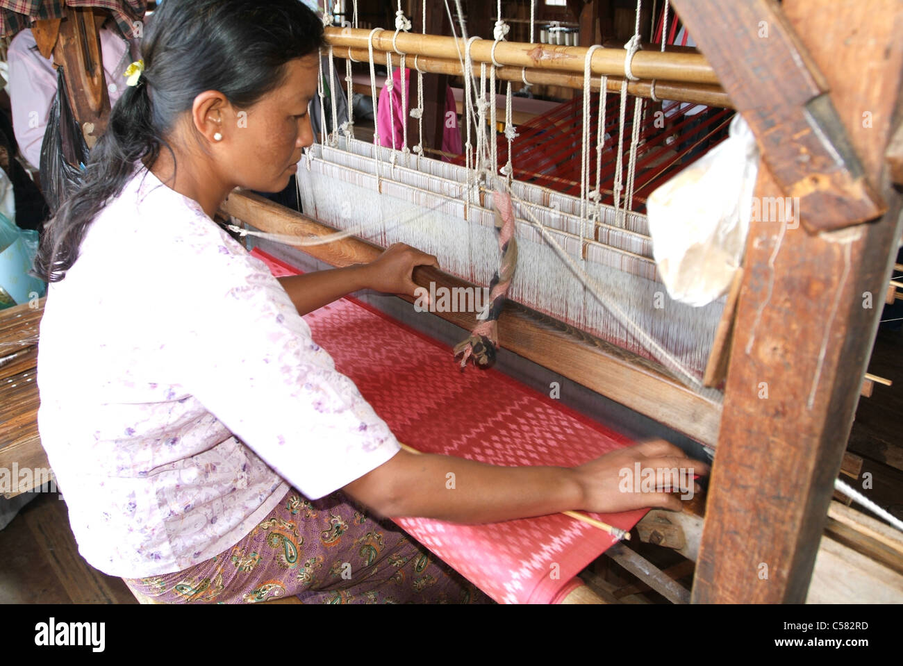Asia, birmania, myanmar, Lago Inle, Inpaw Khone, industria tessile, donna, il lavoro, la tessitura Foto Stock