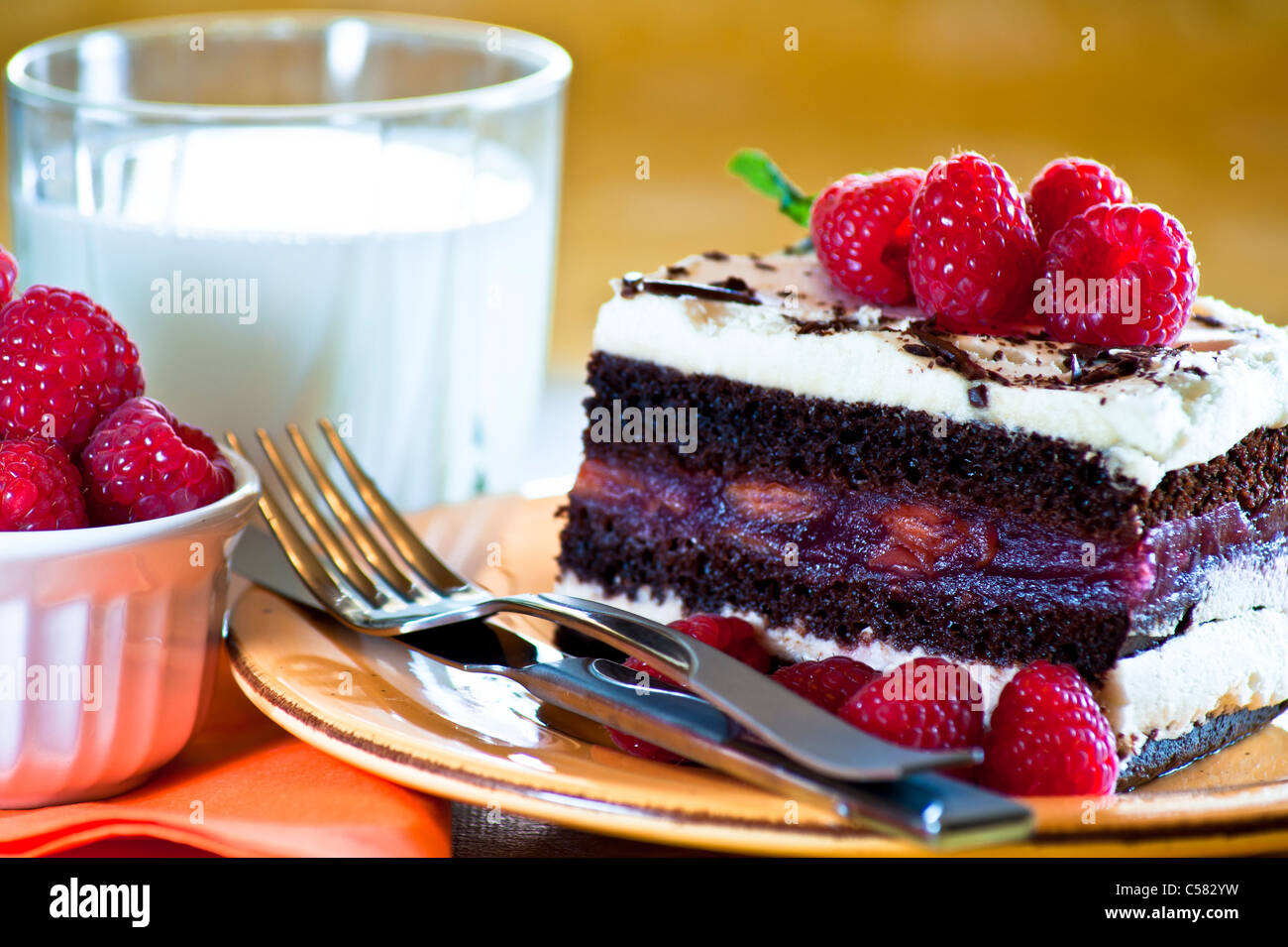 Foresta Nera Layer Cake con rosso lampone e latte. Foto Stock