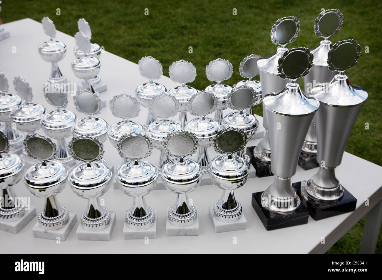 Coppe d'argento in attesa per i vincitori di una competizione sportiva. Foto Stock