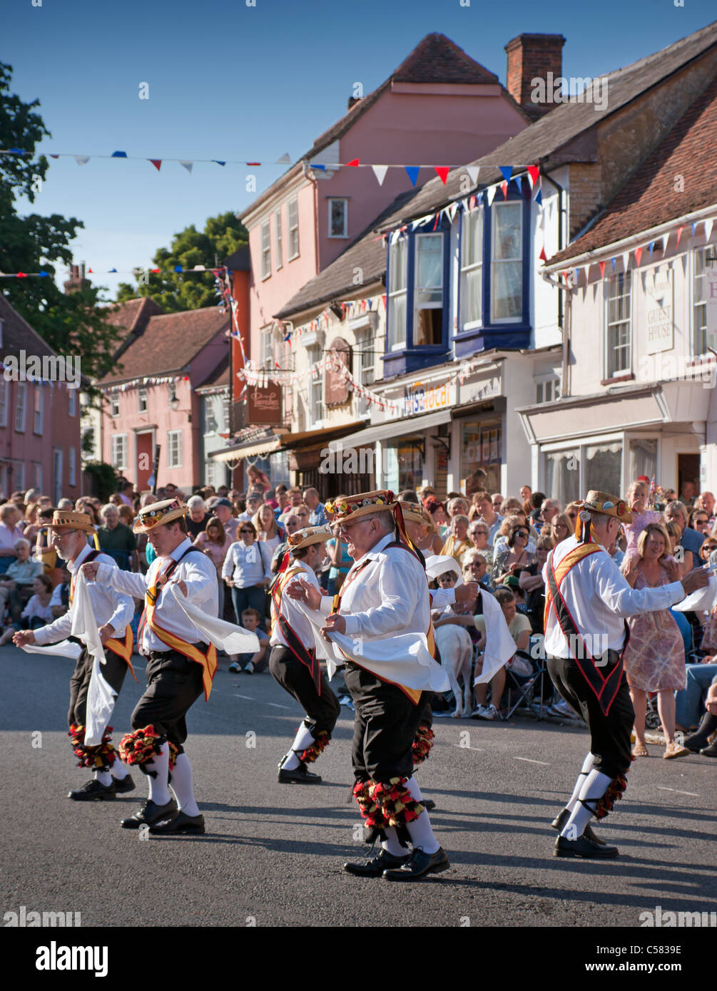 Morris balli presso il centenario di Morris Dance Festival di Thaxted, Essex, Inghilterra, in 2011 Foto Stock