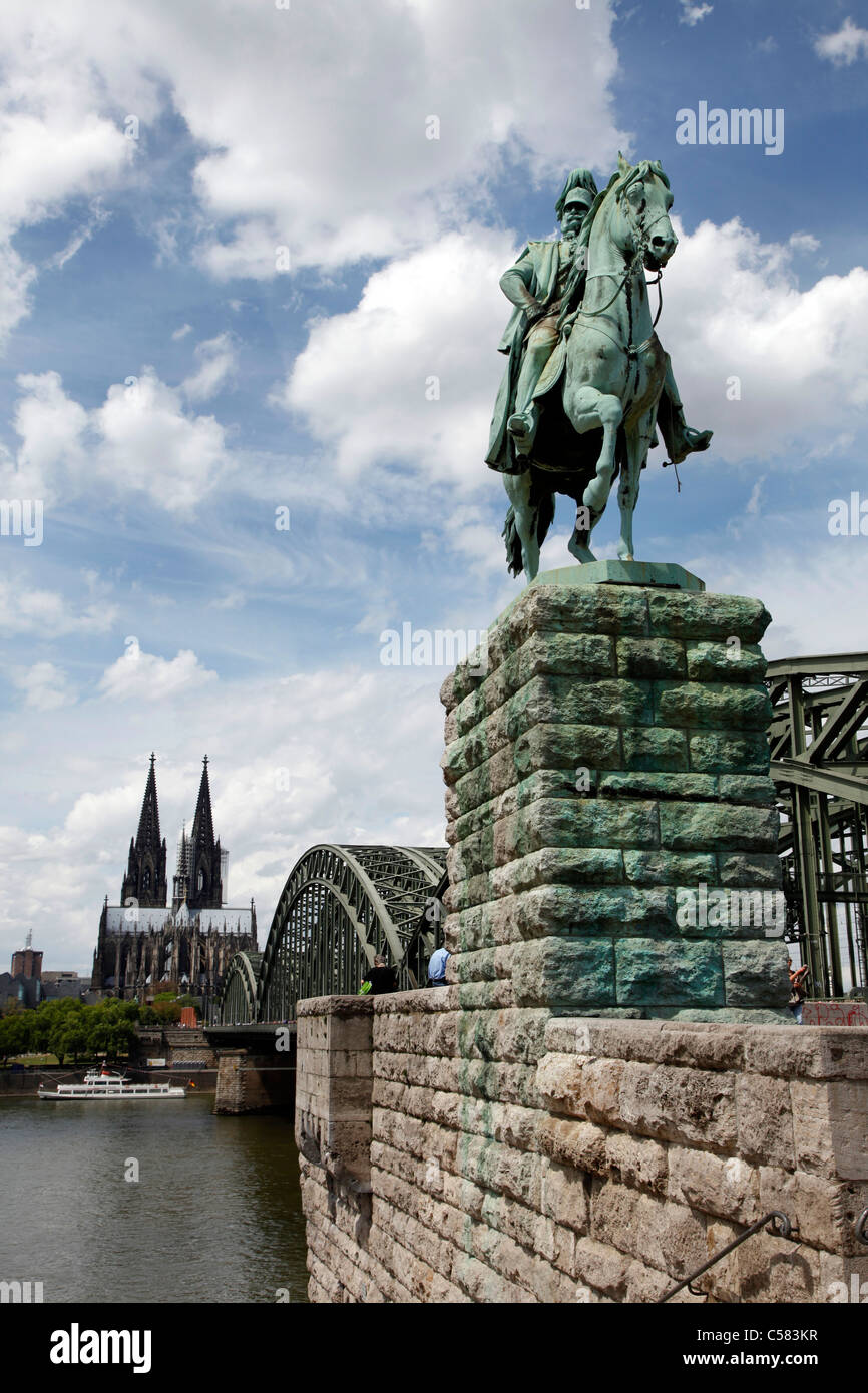 Skyline di Colonia, Germania. Il fiume Reno, Hohenzollern ponte ferroviario, la cattedrale di Colonia. Foto Stock