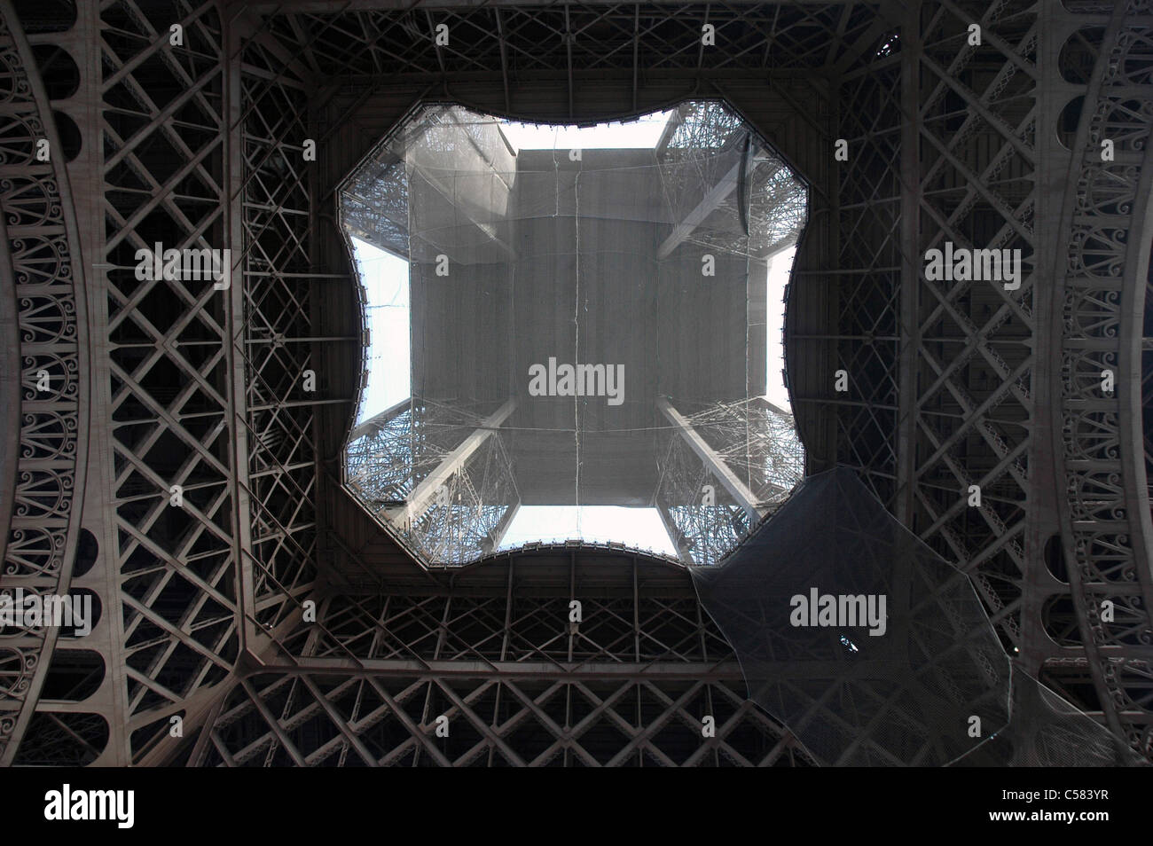 Worm vista della Torre Eiffel Parigi Francia. Foto Stock