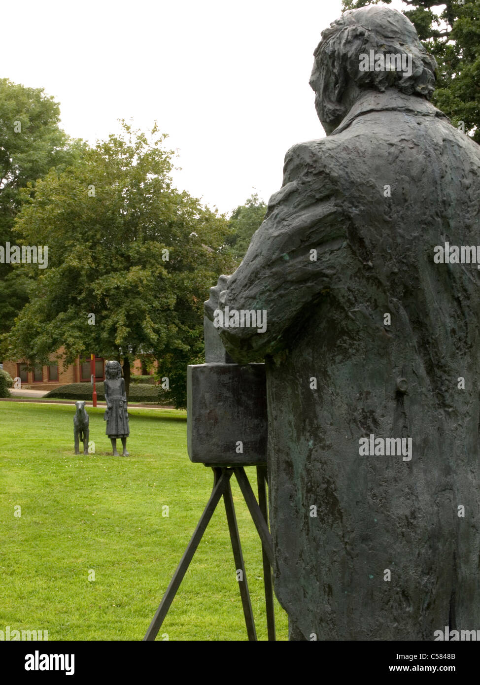 Statua di bronzo di William Henry Fox Talbot da Greta Berlin a Greenway bussines park Chippenham Wiltshire, Inghilterra Foto Stock