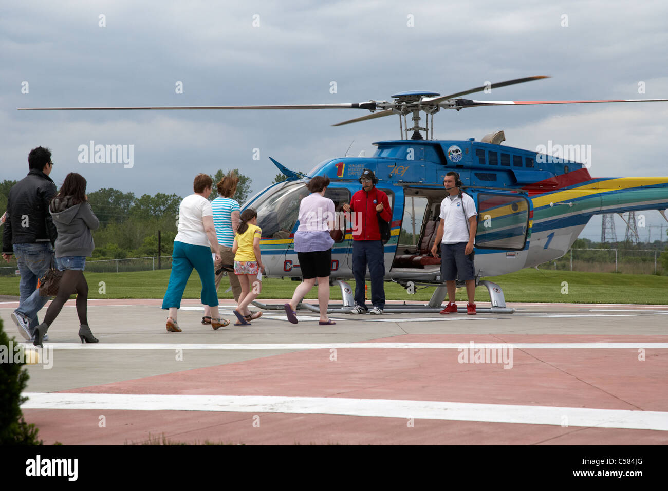 I turisti si avvicinano elicottero per volo sopra le cascate del Niagara ontario canada Foto Stock