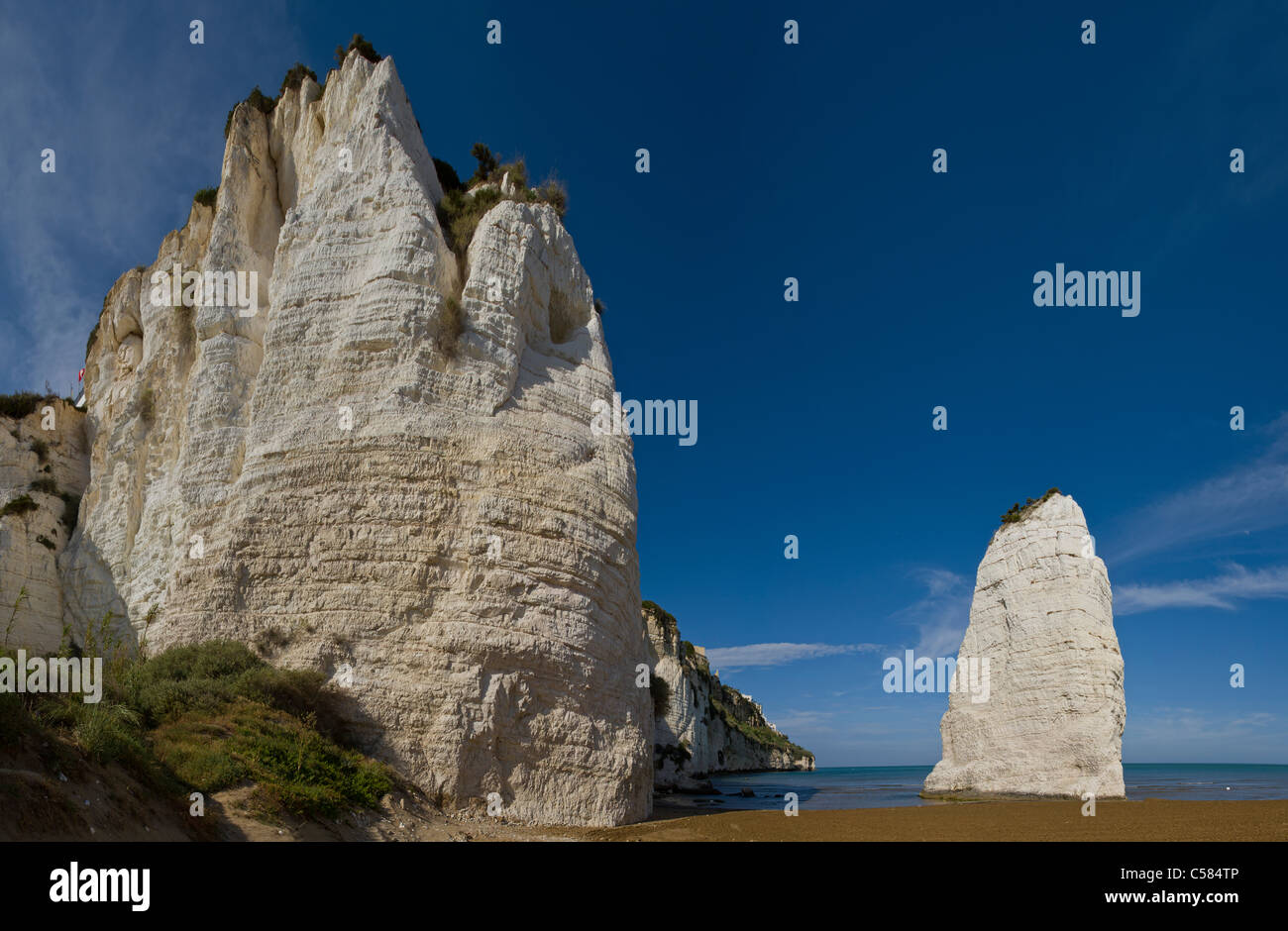 L'Italia, Europa, rocce calcaree, Vieste del Gargano Puglia, paesaggio, la molla sulla spiaggia, sul mare Foto Stock