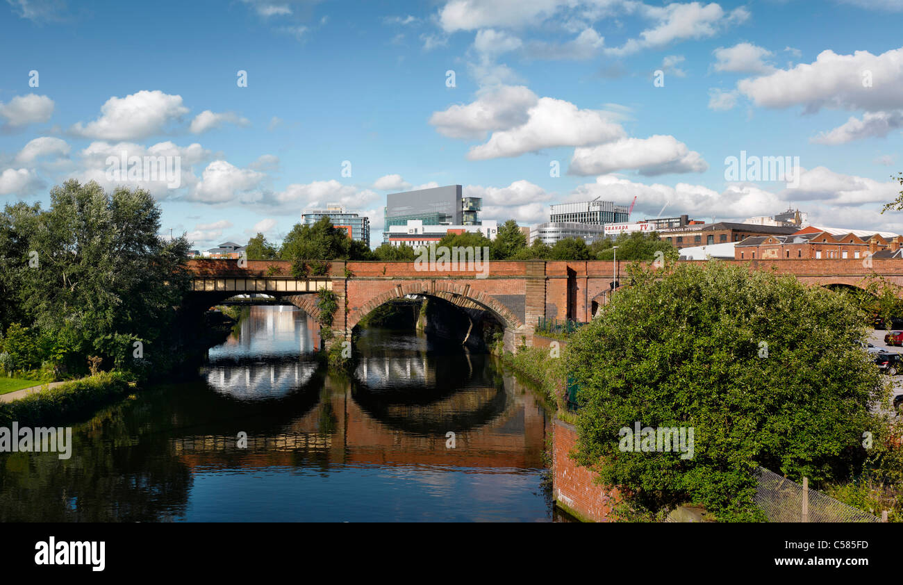 Manchester vista della giustizia civile centro e fiume Irwell Foto Stock