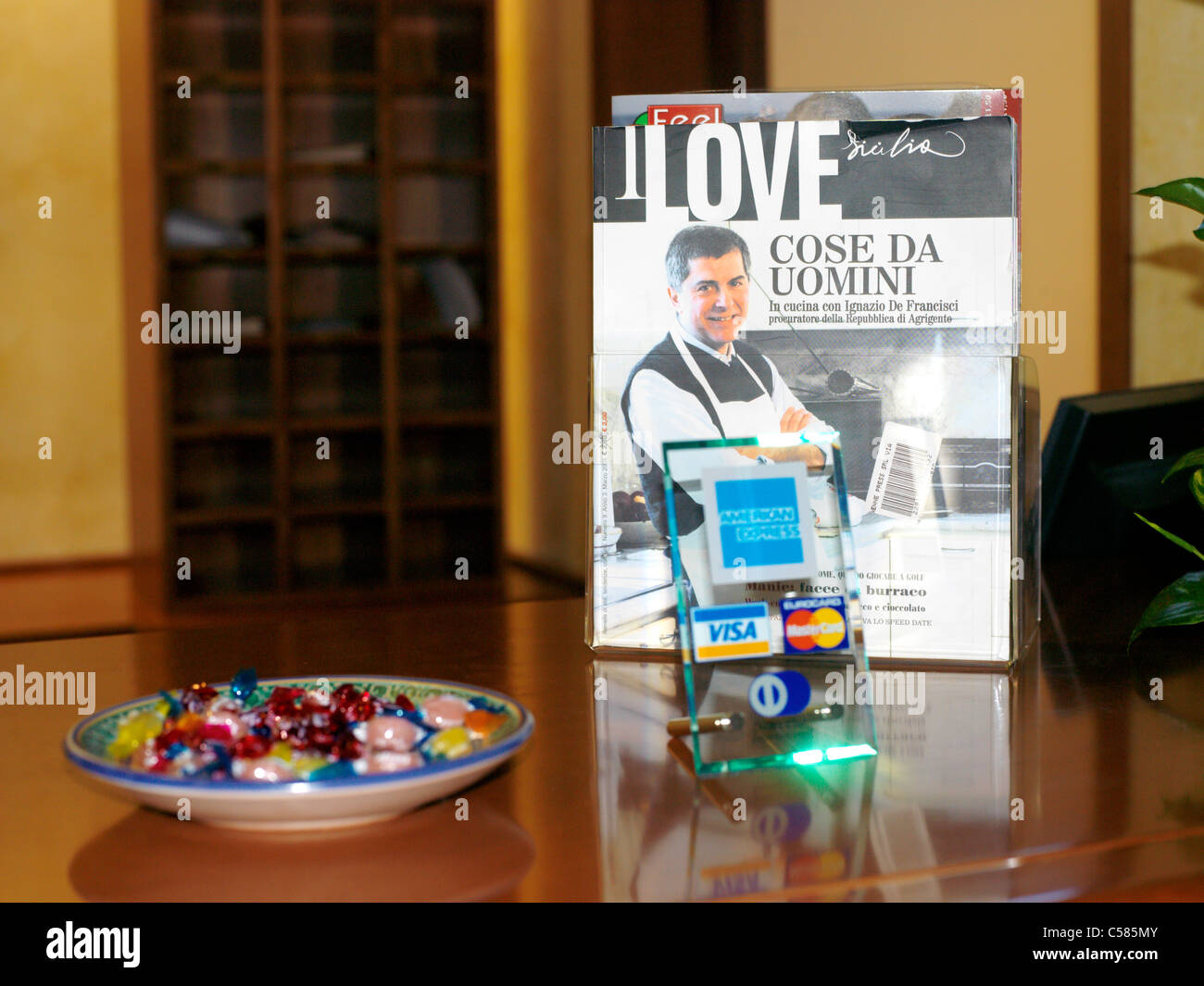 Palermo Sicilia Italia Genoardo Park Hotel Reception con dolci Carta di Credito segni e libro di cucina Foto Stock