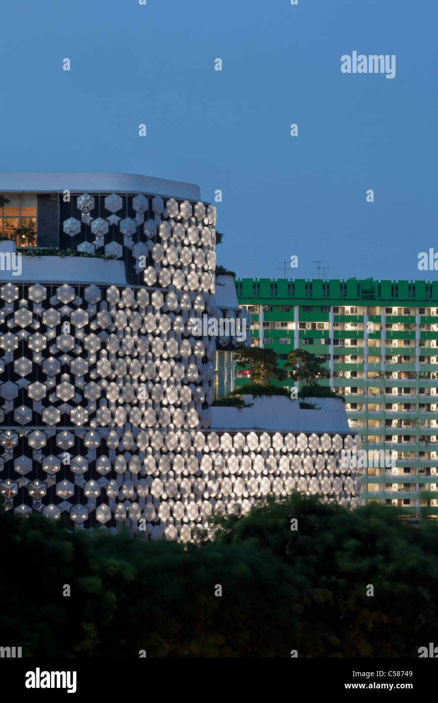 Esterno di iluma shopping e complesso di cinema a Singapore dalla facciata WOHA illuminazione a realtà uniti. Foto Stock