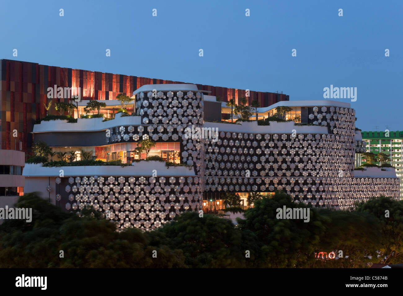 Esterno di iluma shopping e complesso di cinema a Singapore dalla facciata WOHA illuminazione a realtà uniti. Foto Stock