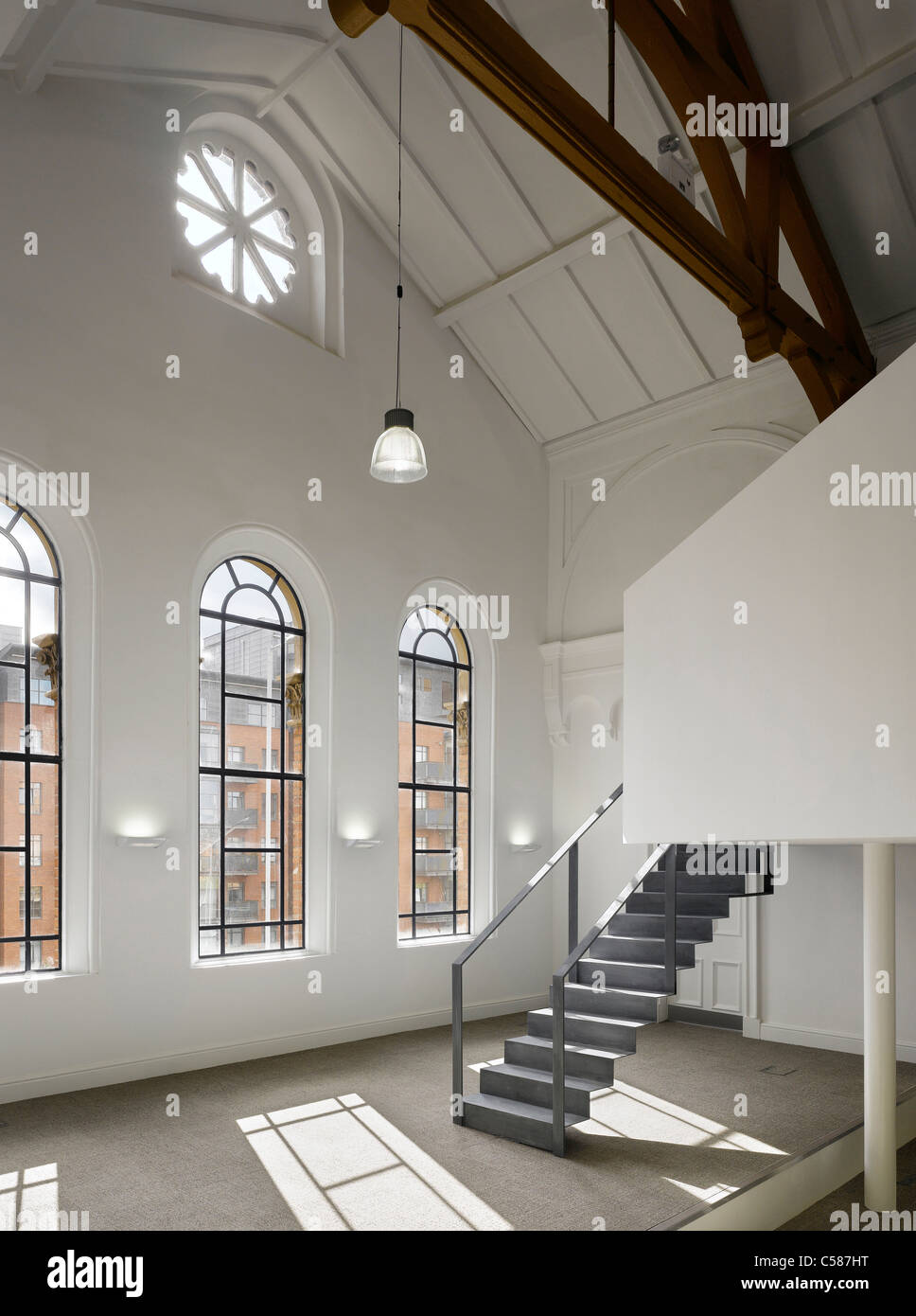 Un piano aperto uno spazio ufficio in una cappella ricondizionato Foto Stock