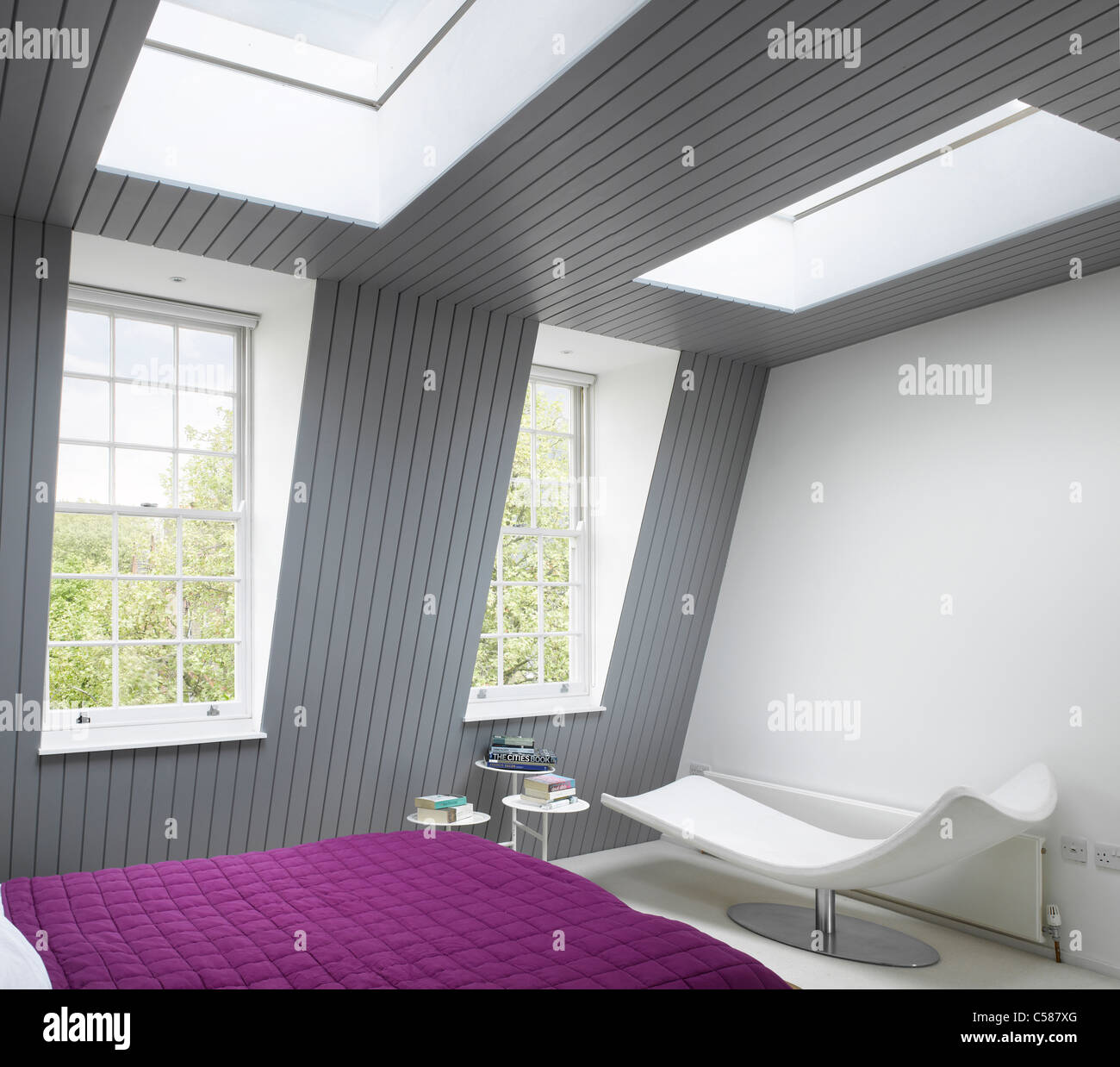 Camera da letto in soppalco estensione in Islington House da Dominic McKenzie. Foto Stock