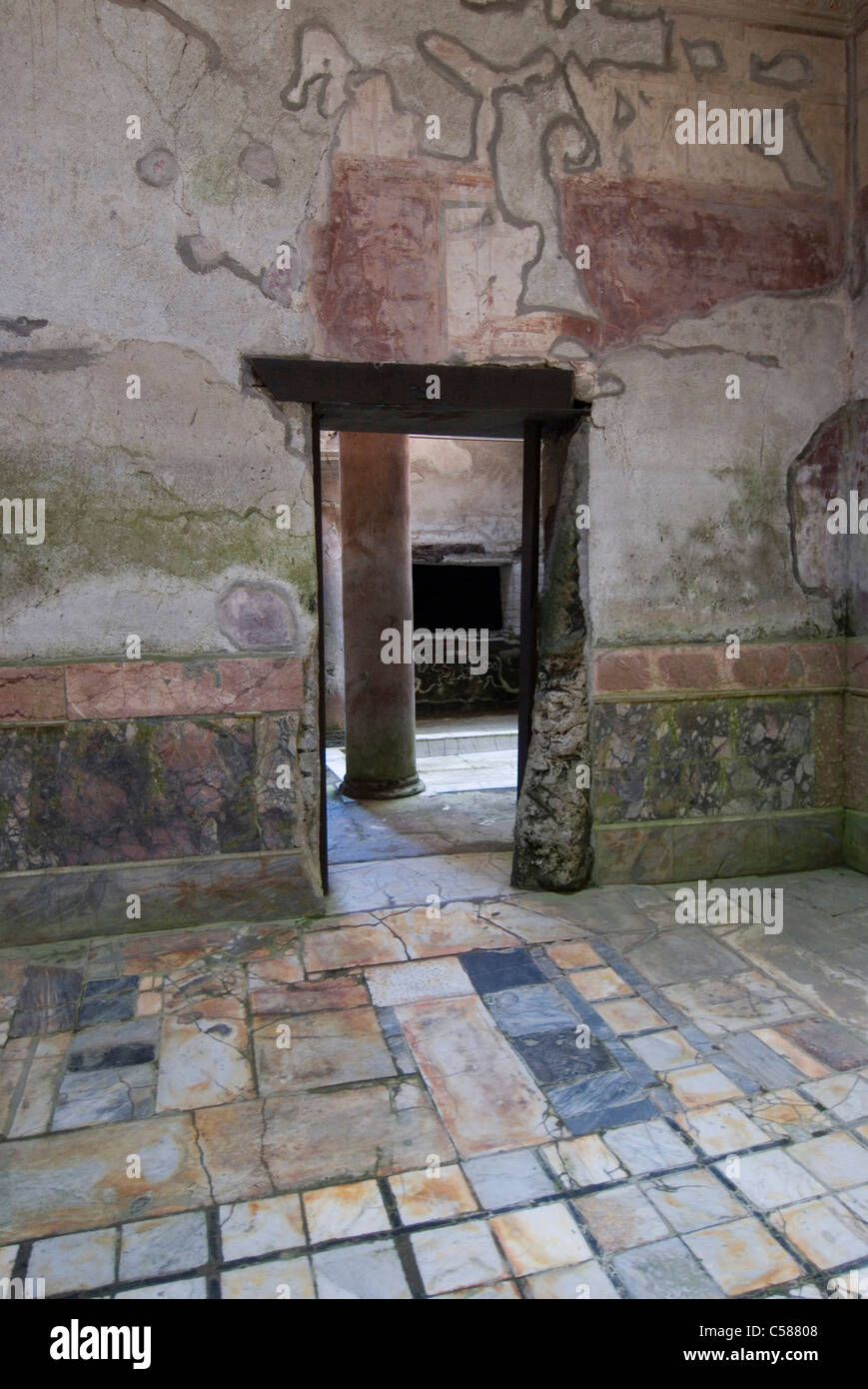 Pavimenti in marmo dei bagni suburbana dalle rovine dell antica città romana di Ercolano, Campania, Italia Foto Stock