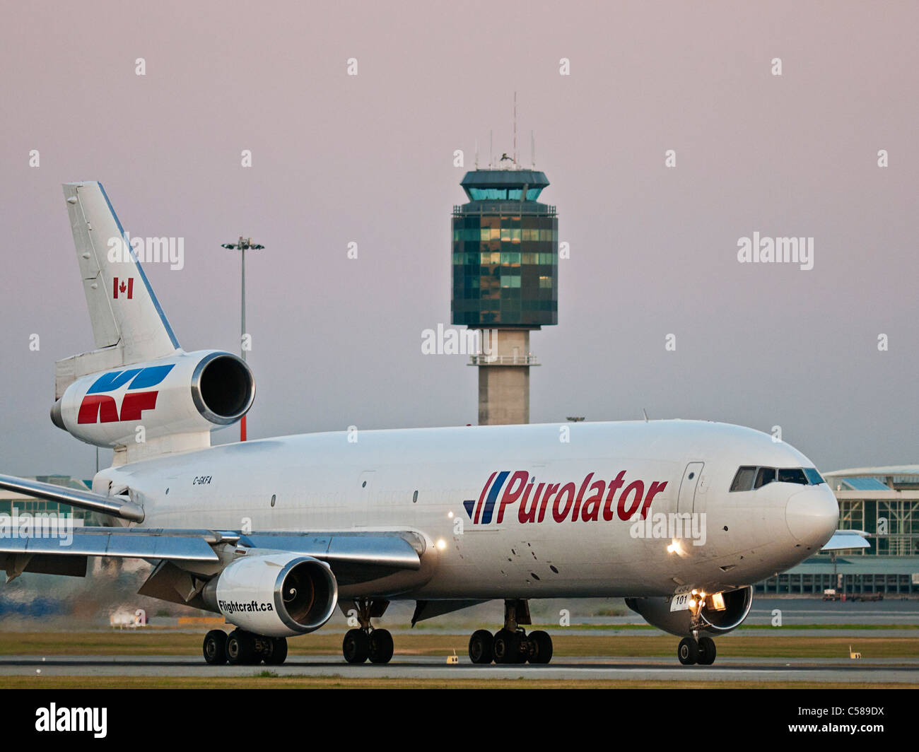 Un cargo aereo DC10-30F jet in Purolator Courier livrea è visto come si atterra all'Aeroporto Internazionale di Vancouver. Foto Stock