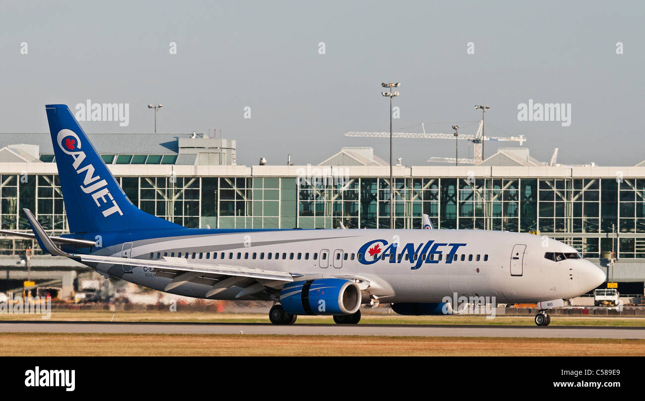 Un CanJet Airlines Boeing 737-800 aereo jet è visto come si atterra all'Aeroporto Internazionale di Vancouver. Foto Stock