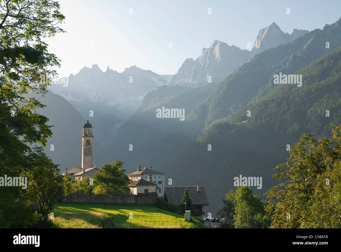 3000, fa di Sciora, villaggio di montagna, montagne, Bregaglia, Val Bregaglia, Bondasca gruppo, Grison Alpi, conservazione dei monumenti Foto Stock