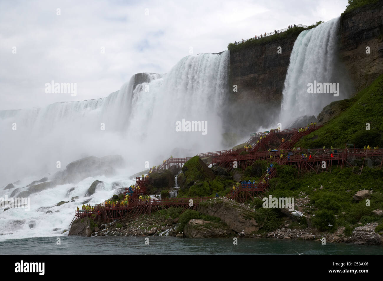 Americani e Bridal Veil Falls con la Caverna dei Venti passerella niagara falls nello stato di New York Stati Uniti d'America Foto Stock