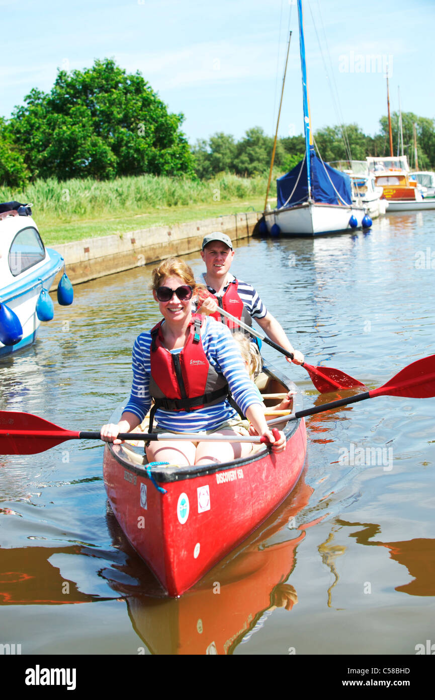 Una giovane famiglia andare in kayak sul Norfolk Broads durante l'estate Foto Stock