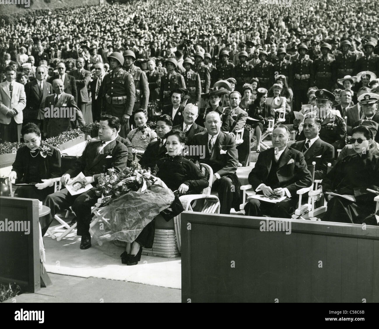 MADAME Chiang Kai-shek (Soong maggio-ling) all'Hollywood Bowl Giugno 1943 prima di lasciare gli Stati Uniti Foto Stock