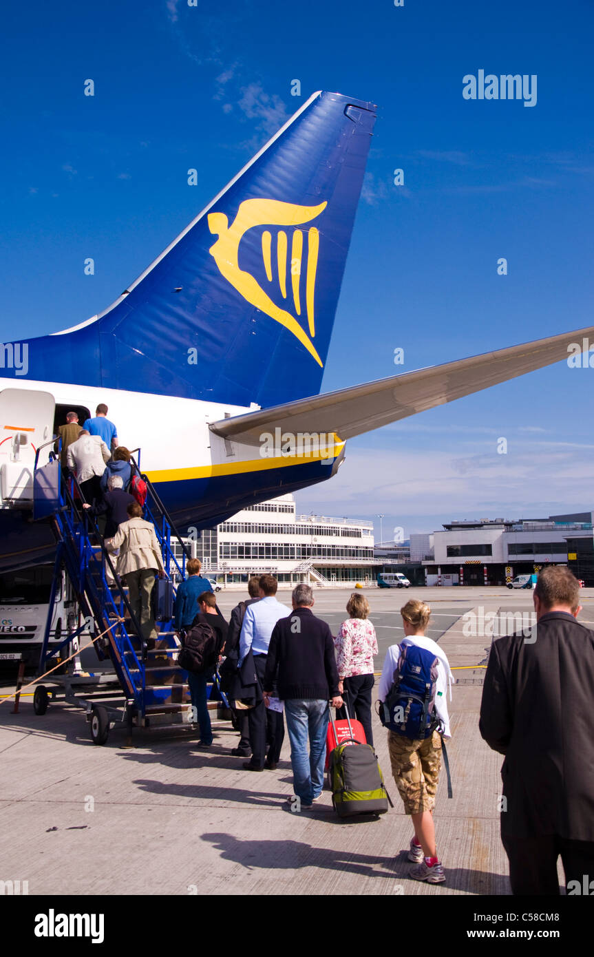 I passeggeri di salire a bordo della Ryanair Boeing 737-800 aeromobili presso l'aeroporto di Dublino Foto Stock