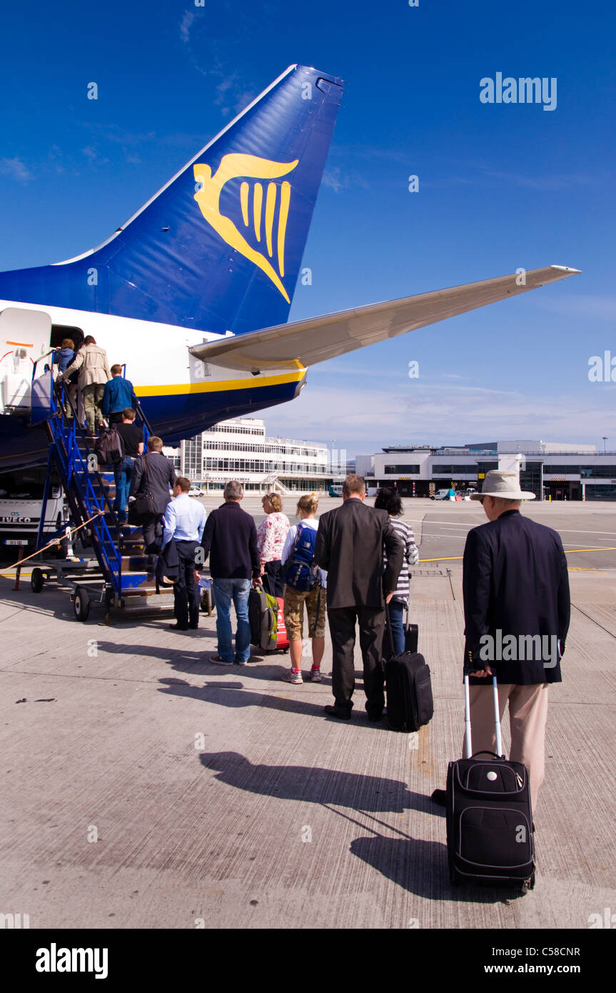 I passeggeri di salire a bordo della Ryanair Boeing 737-800 aeromobili presso l'aeroporto di Dublino Foto Stock