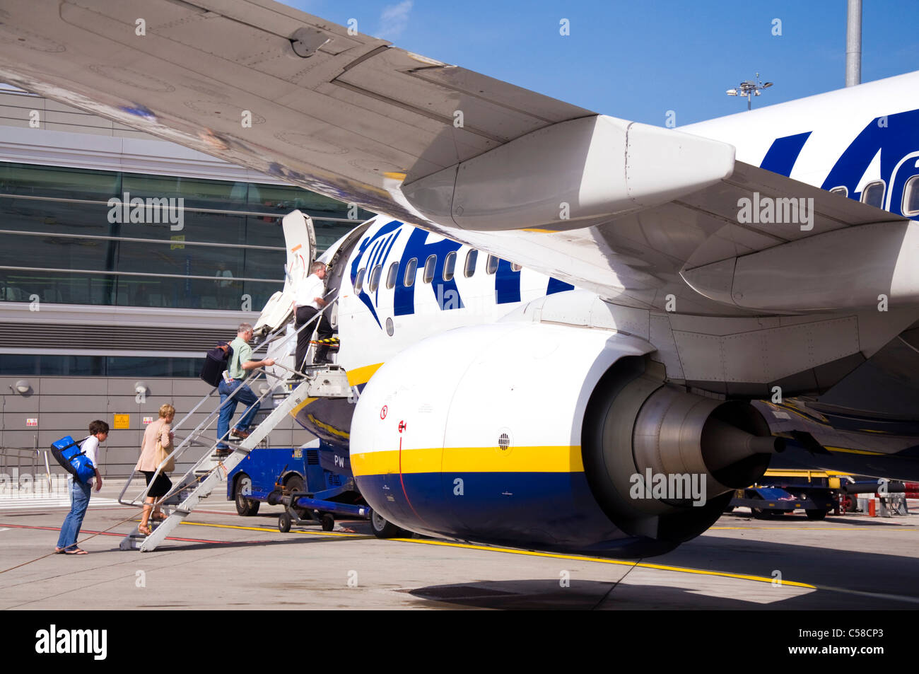 I passeggeri di salire a bordo della Ryanair Boeing 737-800 aeromobili presso l'aeroporto di Dublino Foto Stock