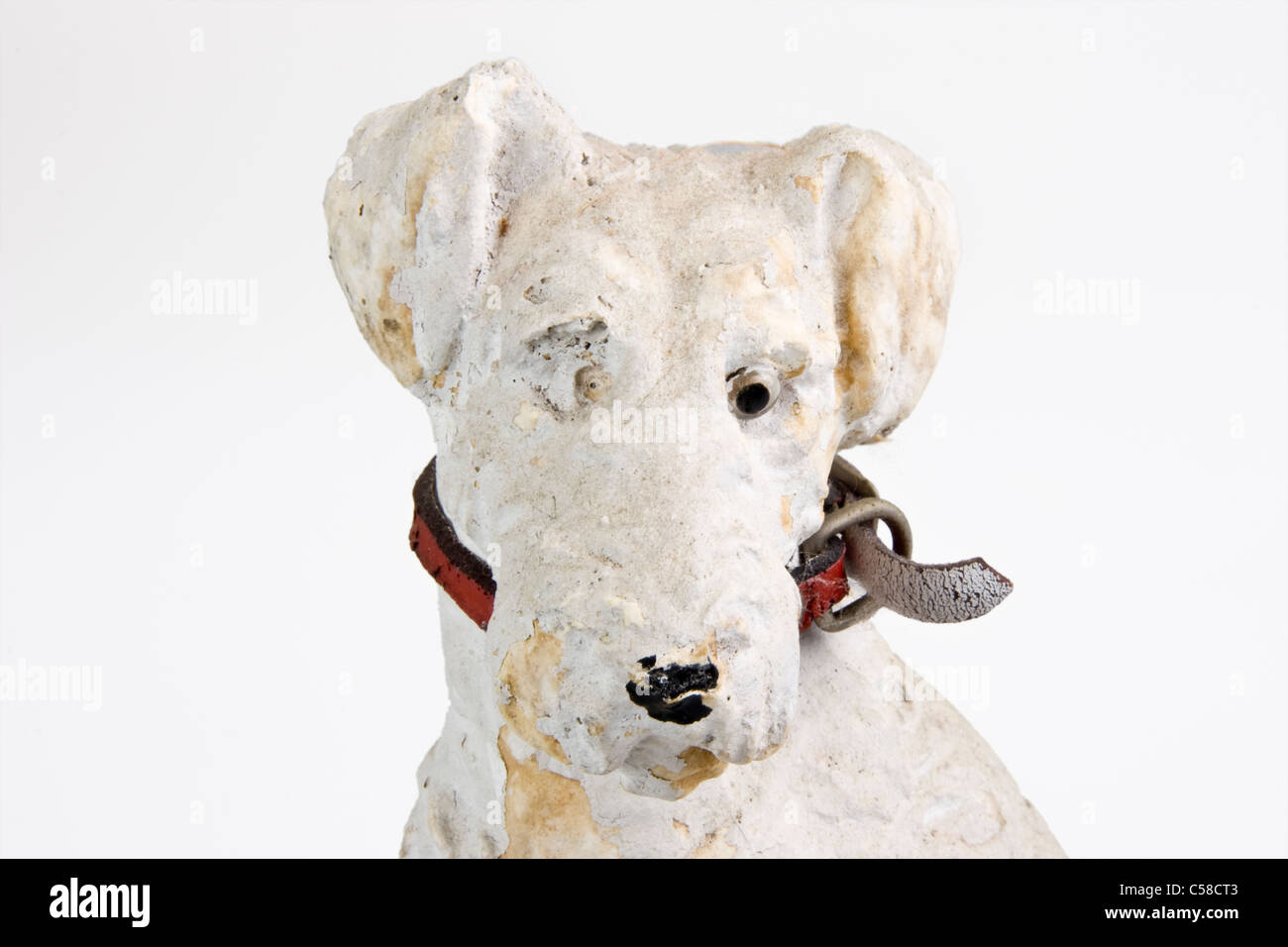 Vecchio e danneggiato la Cina cane con occhio mancante Foto Stock