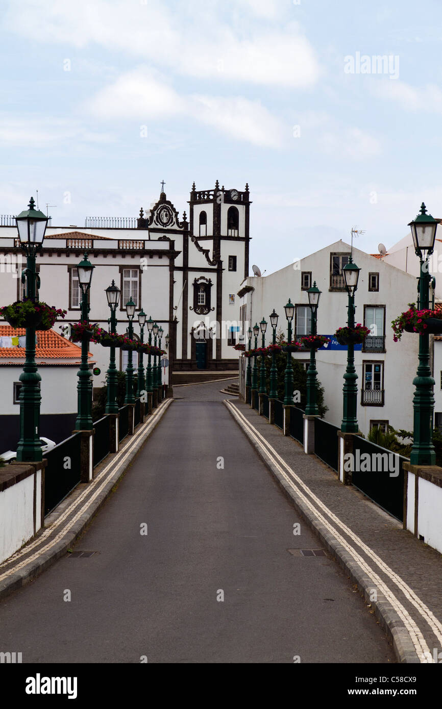 Strada a Ponte de sete arcos (sette il ponte di arco) nella città di Nordeste, São Miguel Island, Azzorre. Foto Stock