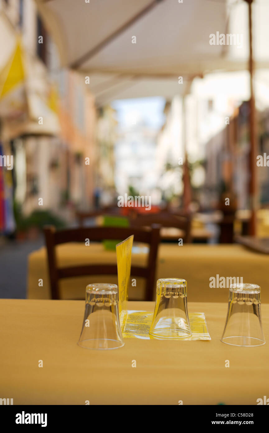 Ristorante tavoli all'aperto, al fresco, lungo Castel Gandolfo la strada principale, shallow DOF. Foto Stock