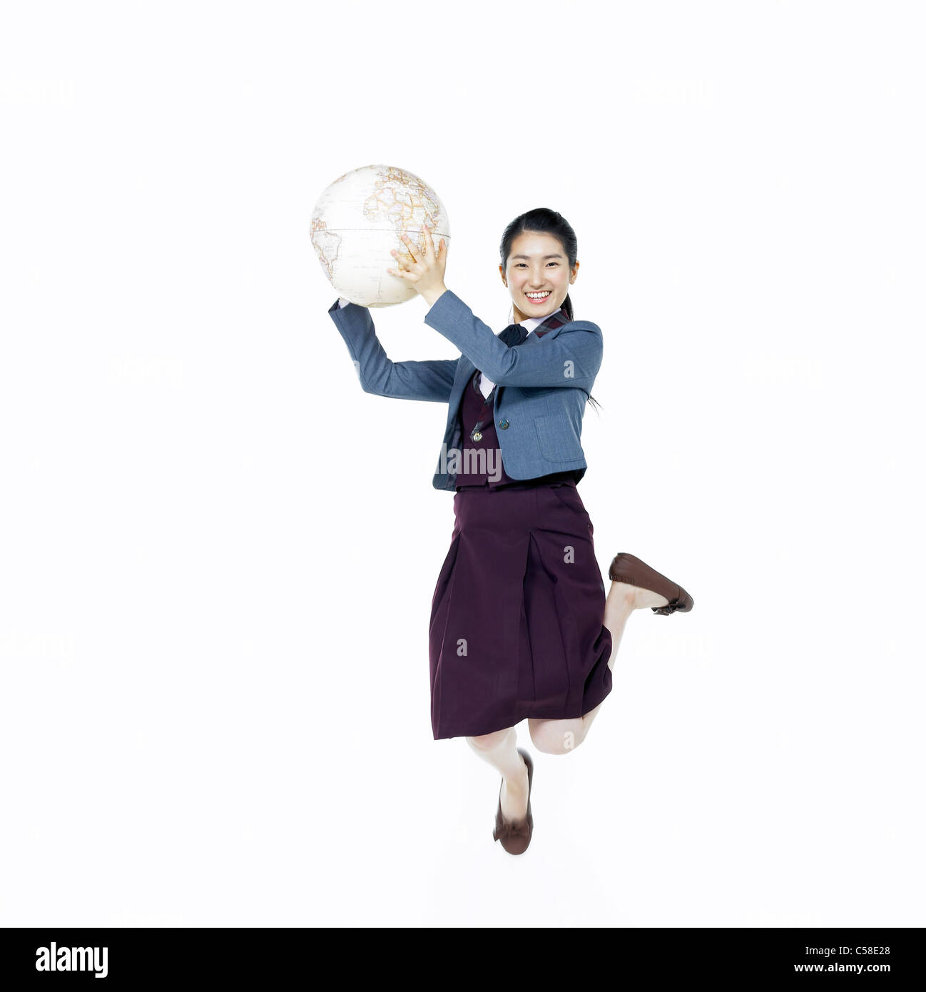 Ritratto di ragazza adolescente holding globe Foto Stock