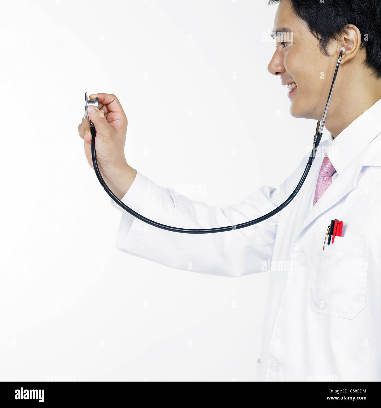 Vista laterale del medico con stetoscopio Foto Stock