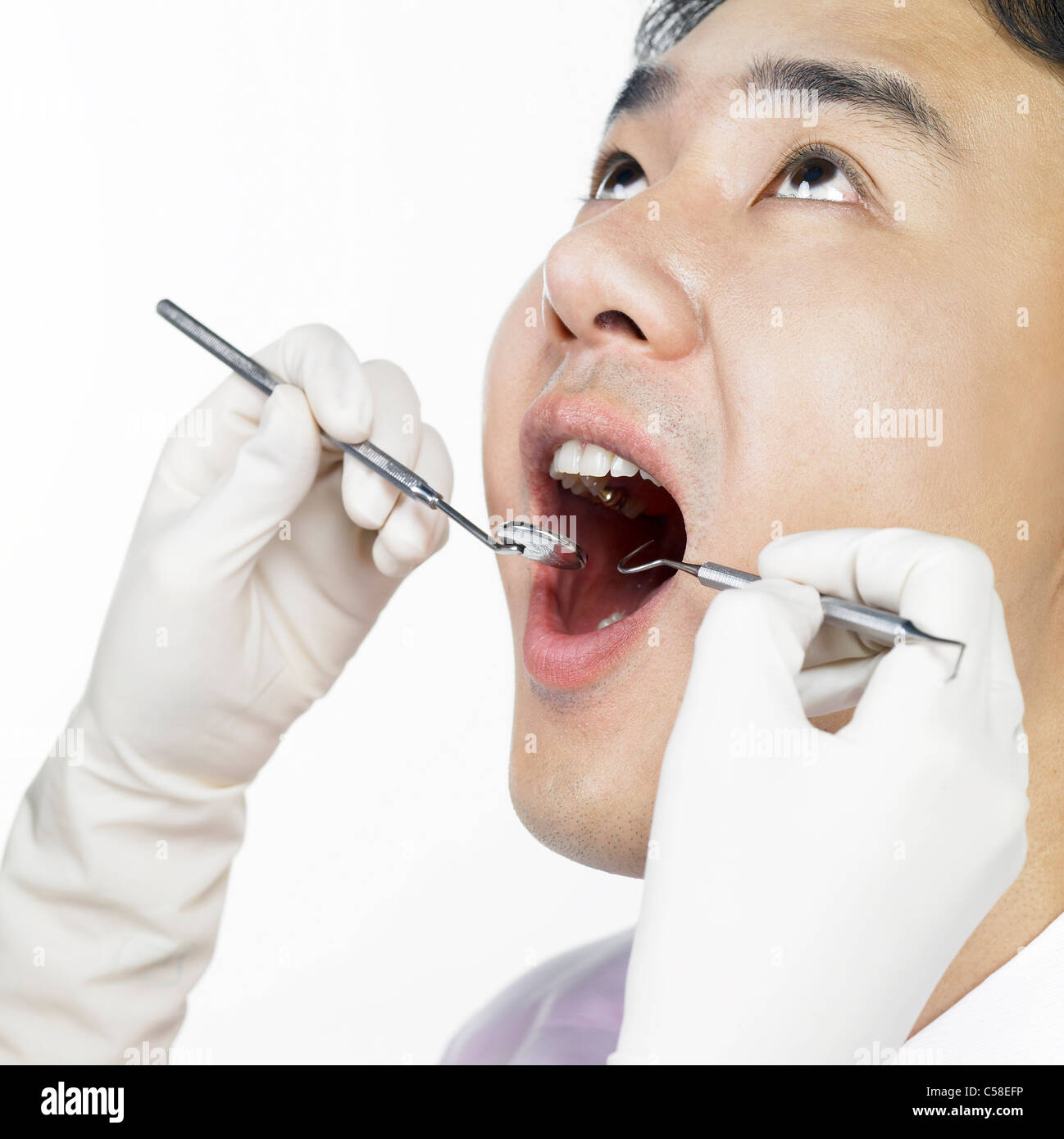 Dentista usando uno specchio su paziente Foto Stock