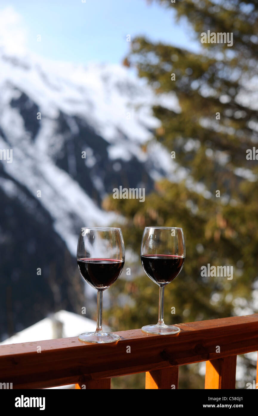 Vino rosso bicchieri sul balcone di ski chalet Foto Stock