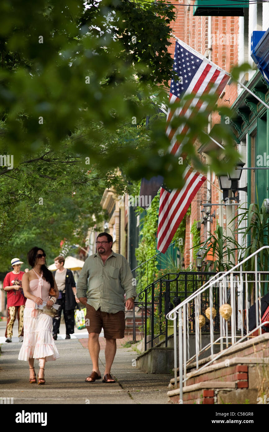Passeggiata e shopping su Main Street, quartiere storico di Cold Spring, Putnam County, nello Stato di New York Foto Stock