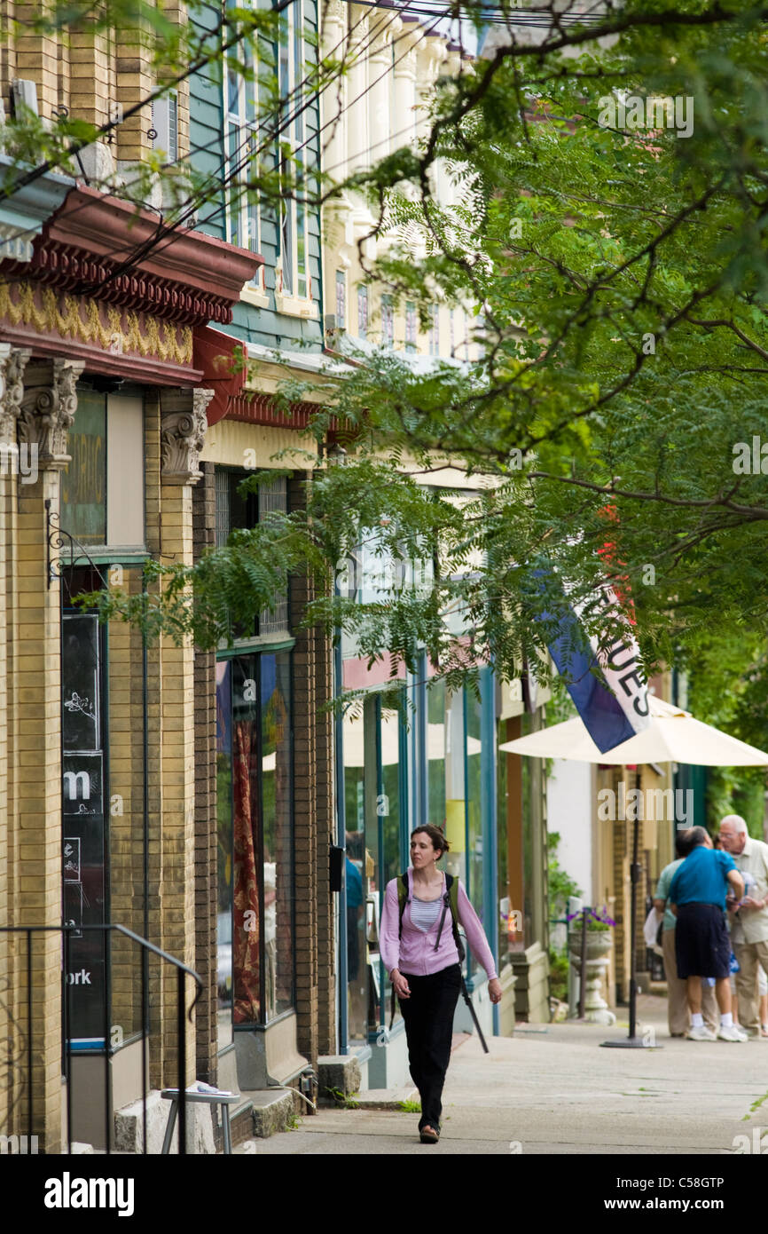 Passeggiata e shopping su Main Street, quartiere storico di Cold Spring, Putnam County, nello Stato di New York Foto Stock