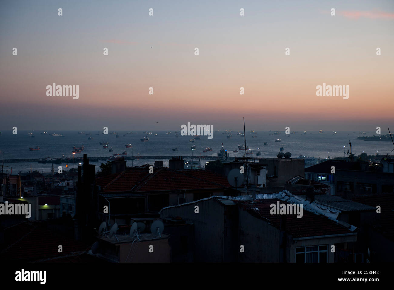 Tramonto sul mare di Marmara con molte navi in attesa Foto Stock
