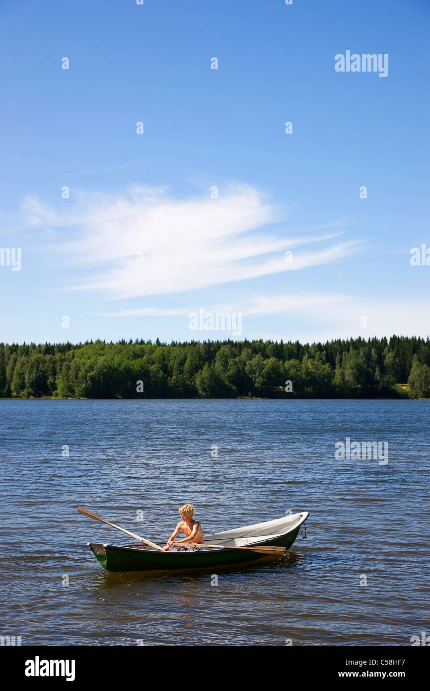 La Scandinavia, Svezia, lago, legno, foresta, boy, imbarcazione a remi, le estati, fila Foto Stock