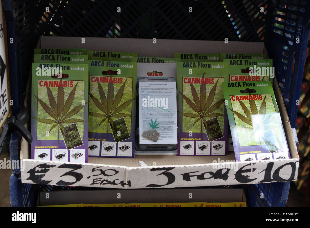 Le lampadine di cannabis per la vendita al mercato dei fiori di Amsterdam Foto Stock