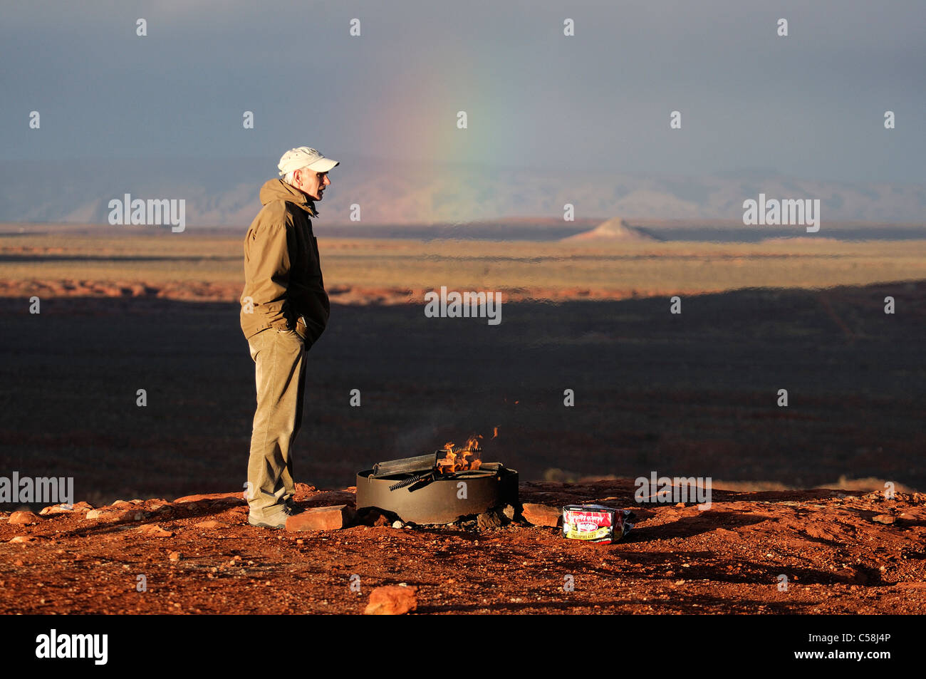 L'uomo, in piedi, una buca per il fuoco, Monument Valley Navajo Tribal Park, Arizona, Utah, Stati Uniti d'America, Stati Uniti, America, Foto Stock