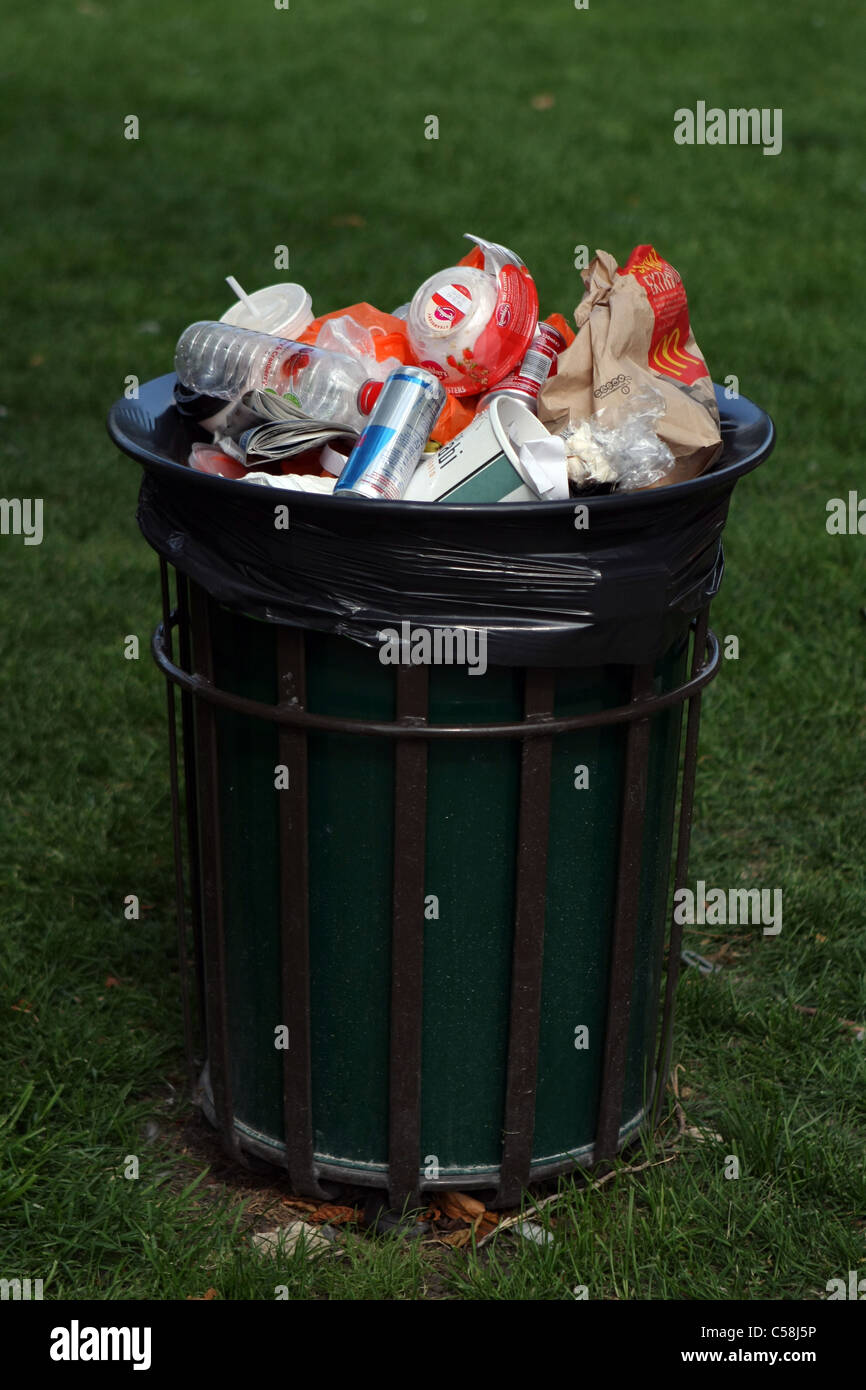 Una cucciolata bin in un parco a Londra, piena di spazzatura Foto Stock