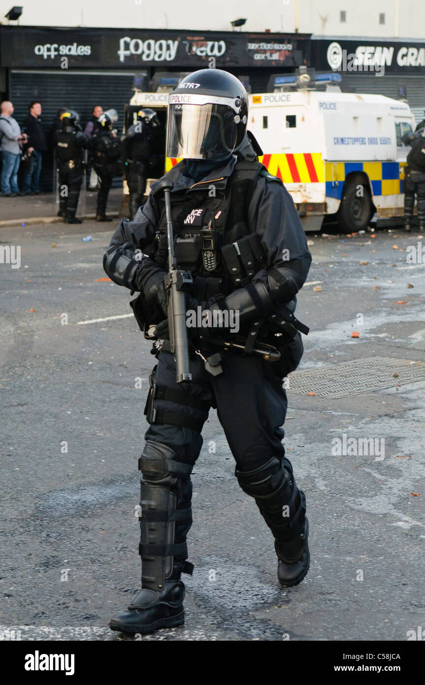 Funzionario di polizia di tumulto ingranaggio con una Heckler e Koch L104A1 37mm single-shot AEP launcher Foto Stock