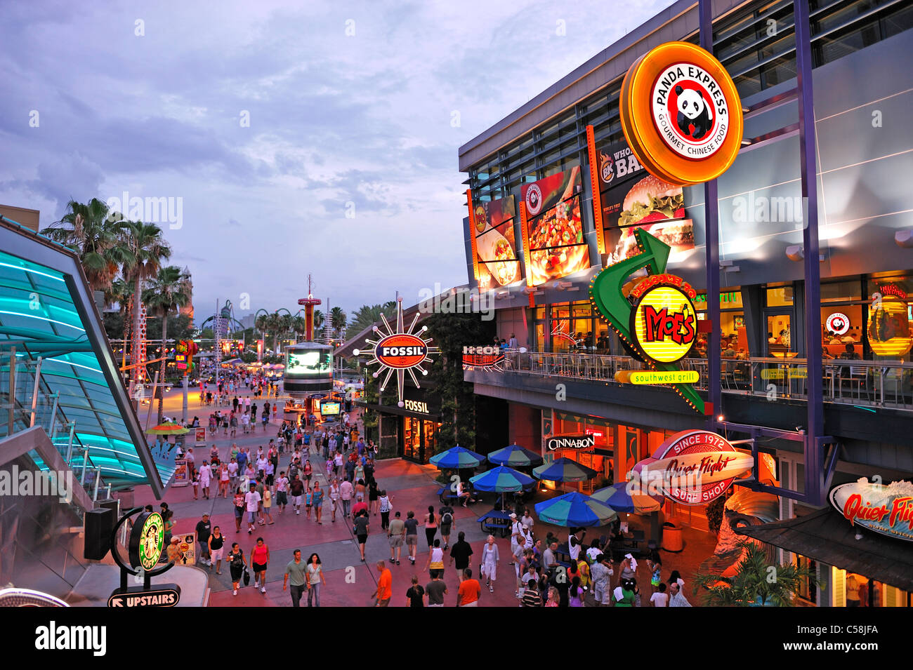 Il City Walk, crepuscolo, intrattenimento, Universal Orlando - Orlando, Florida, Stati Uniti d'America, Stati Uniti, America, visitatori, turisti Foto Stock