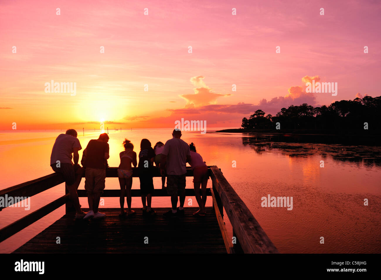 Persone, pesca, pesca, Pier, Bayport Park, crepuscolo, Pine Island, vicino a Spring Hill, Florida, Stati Uniti d'America, Stati Uniti, America, sunset Foto Stock